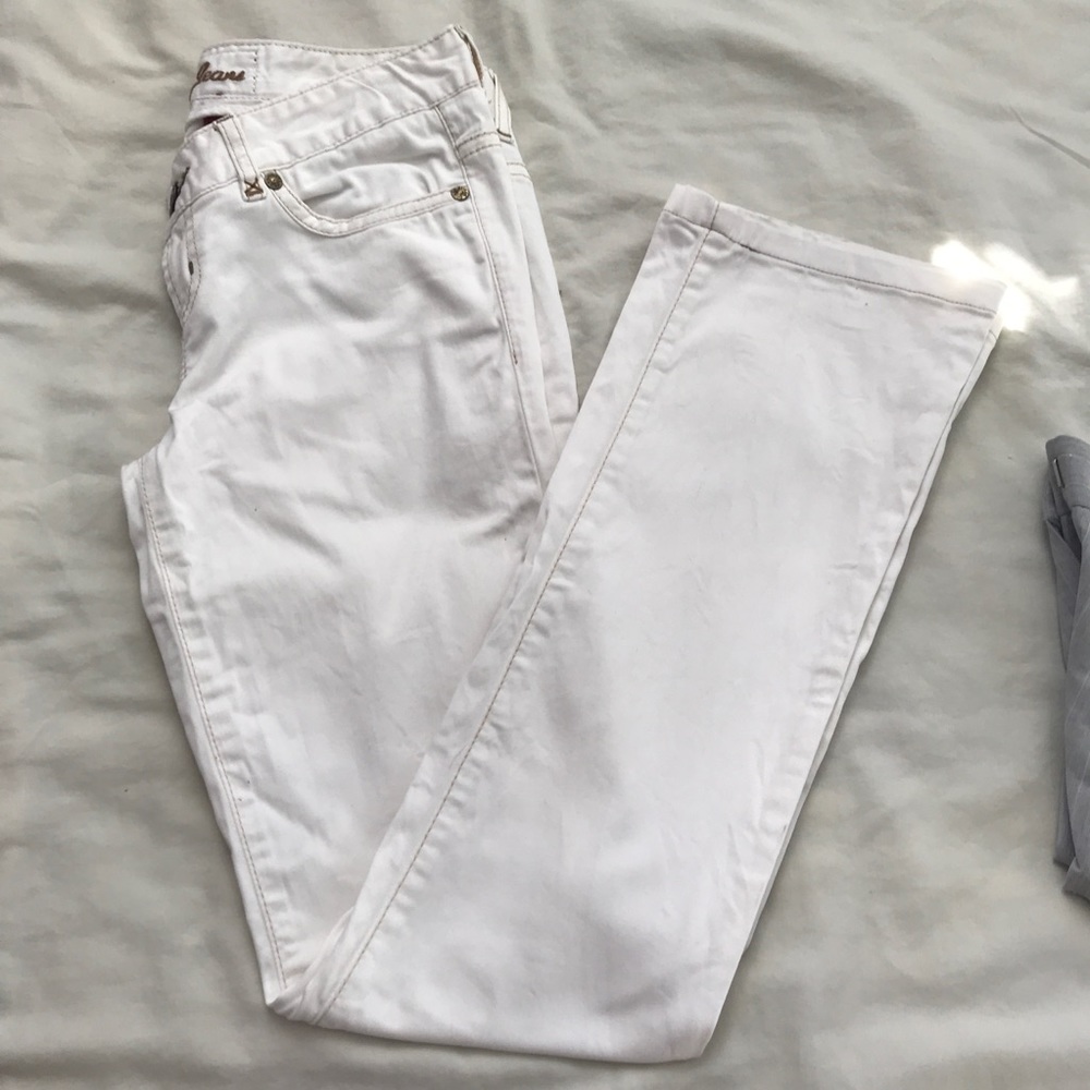 Guess low rise white jeans. Beautiful details pockets. In good condition.Bootcut